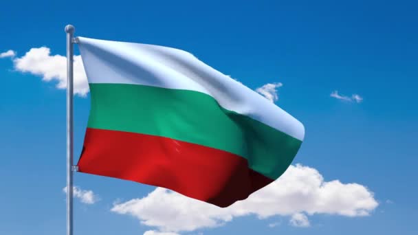 Bandeira búlgara acenando sobre um céu azul nublado — Vídeo de Stock