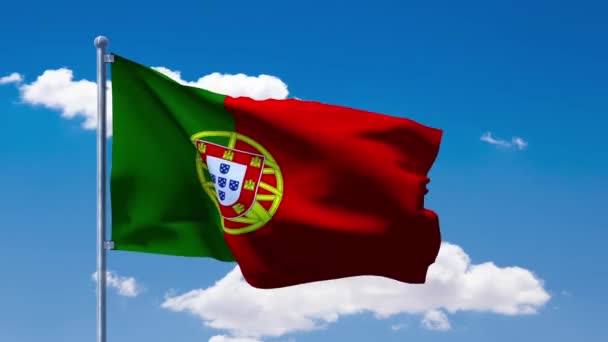 Португальский флаг, размахивающий над голубым облачным небом — стоковое видео