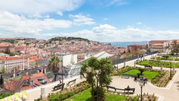 4 k timelapse van Lissabon op het dak van Sao Pedro de Alcantara gezichtspunt - Miradouro in Portugal - Uhd — Stockvideo