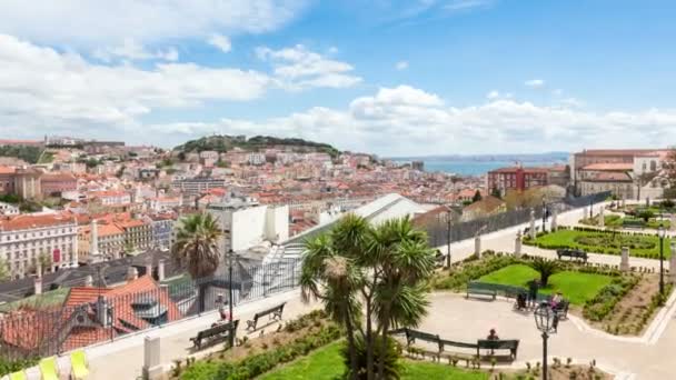 4K хронометраж Lisbon rooftop от Sao Pedro de Alcantara viewpoint - Miradouro в Португалии - UHD — стоковое видео