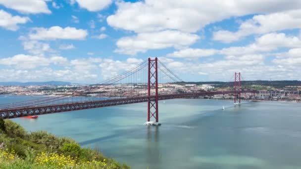 4K временной интервал моста 25-го апреля в Лисбоне - Португалия - UHD — стоковое видео