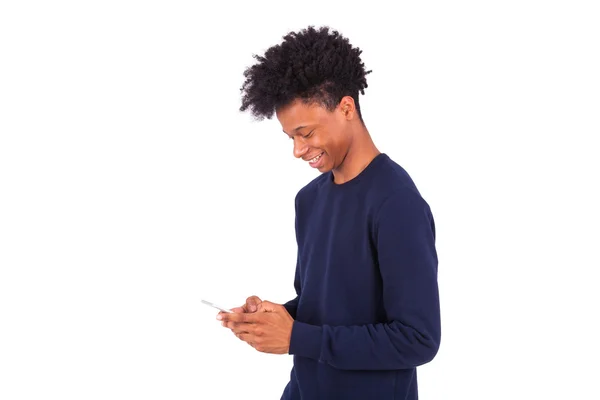 Joven hombre afroamericano enviando un mensaje de texto sms en su sma —  Fotos de Stock
