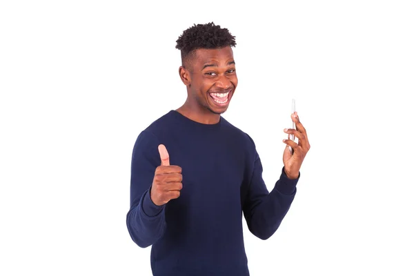 Young African American man  holding his smartphone and making a — Stock Photo, Image