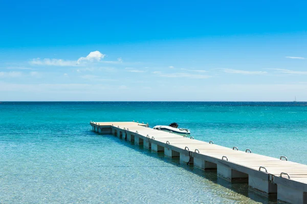 Ponton im türkisfarbenen Wasser des Strandes von Rondinara auf Korsika — Stockfoto