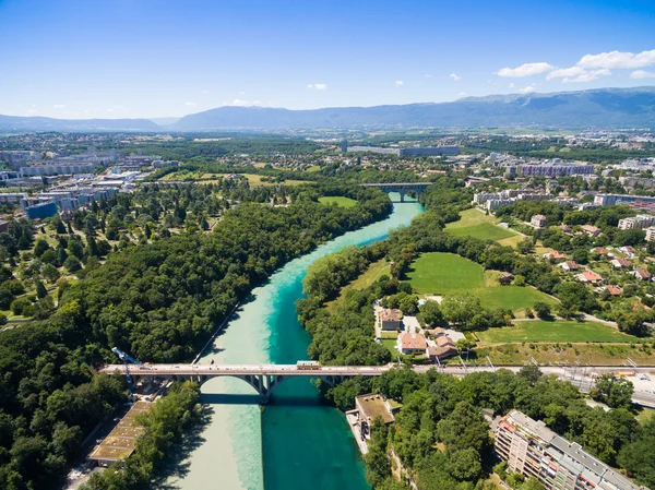 Luchtfoto van Arve een Rhone rivier heuvels in Genève Switzerl — Stockfoto