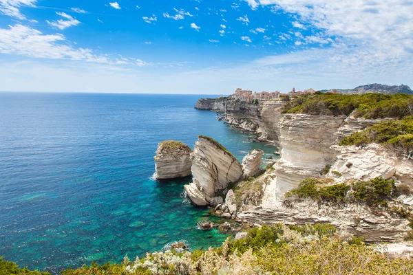 Veduta del centro storico di Bonifacio costruito sulla cima di scogliere, Corsica — Foto Stock