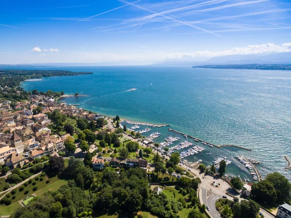 Vista aérea de la ciudad vieja de Nyon y el paseo marítimo en Suiza — Foto de Stock