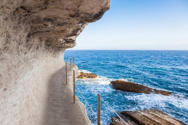 Escaleras Rey Aragón escalones en Bonifacio acantilado costa rocas, Corsic — Foto de Stock