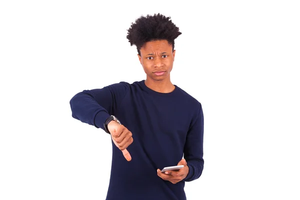 Jonge African American man die een smartphonemaking duimschroef dow — Stockfoto