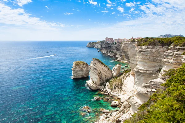 Vue de la vieille ville de Bonifacio construite au sommet de falaises rocheuses, Corse — Photo