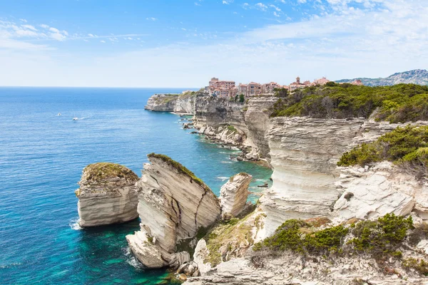 Vista del casco antiguo de Bonifacio construido sobre rocas de acantilado, Córcega — Foto de Stock