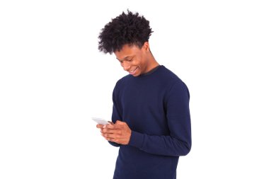 Genç Afrikalı-Amerikalı adam onun sma sms kısa mesaj gönderme