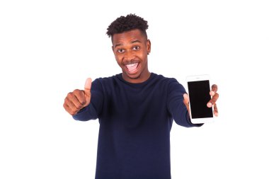 Bir smartphonemaking tutan genç Afrikalı-Amerikalı adam Yaşasın 