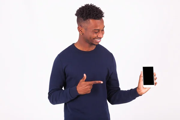 Człowiek młody Afroamerykanin, wskazując jego ekran smartphone - Bla — Zdjęcie stockowe