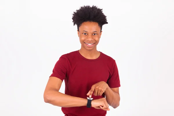 Persona afroamericana che indossa un orologio intelligente, isolato su bianco — Foto Stock