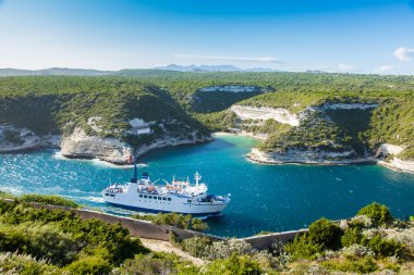 Bonifacio limanına giren feribot, Korsika adası, Fransa