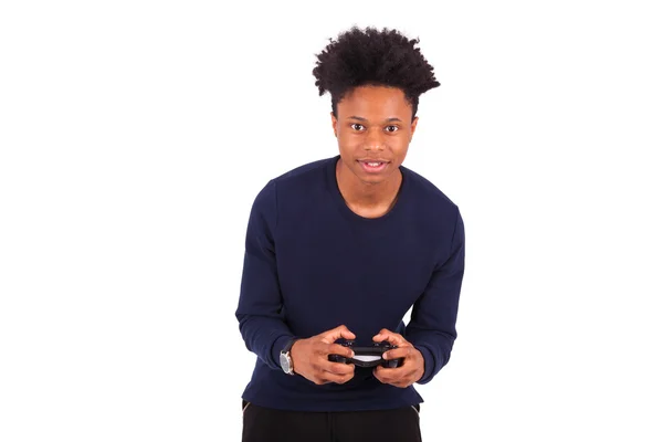 Gelukkig jonge Afro-Amerikaanse man spelen video games geïsoleerd op — Stockfoto