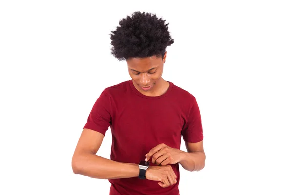 Afroamericano con un reloj inteligente, aislado en blanco — Foto de Stock