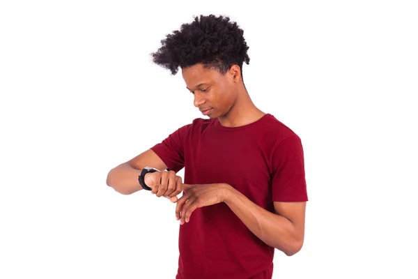 Афроамериканец носит умные часы, изолированные на белом — стоковое фото