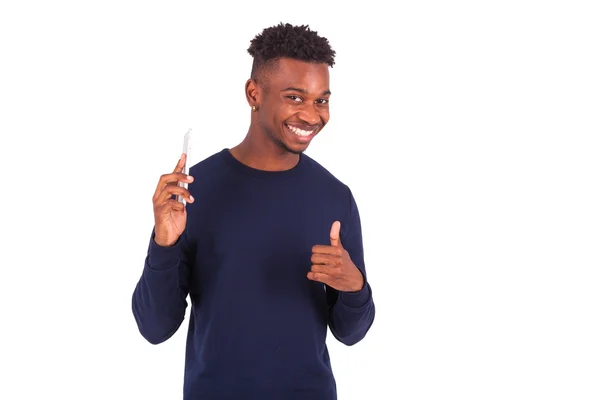 Jonge African American man die dat een smartphonemaking duimschroef opwaarts — Stockfoto