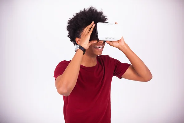 Africké americké mladý muž nosí vr virtuální reality sluchátka ov — Stock fotografie