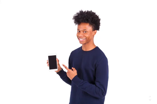 젊은 아프리카계 미국인 남자가 그의 스마트폰 화면-즐을 가리키는 — 스톡 사진