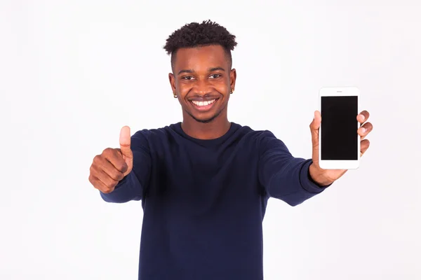 Jonge African American man die dat een smartphonemaking duimschroef opwaarts — Stockfoto