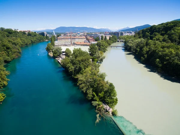Luchtfoto van Arve een Rhone rivier heuvels in Genève Switzerl — Stockfoto