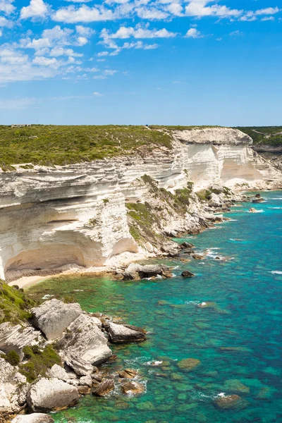 Veduta delle rocce della costa selvaggia di Bonifacio, Corsica, Francia — Foto Stock