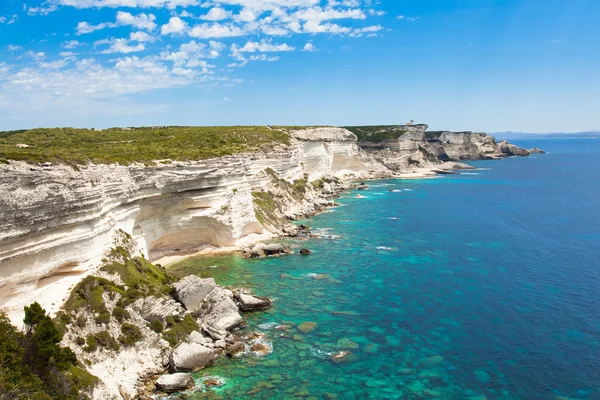 Blick auf die Felsen der wilden Küste von Bonifacio, Insel Korsika, Frankreich — Stockfoto