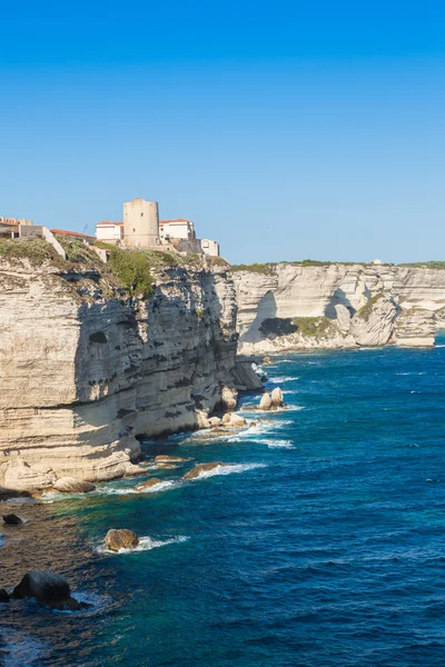 Corsica cliff kayalar üzerine inşa Bonifacio eski şehir görünümünü — Stok fotoğraf