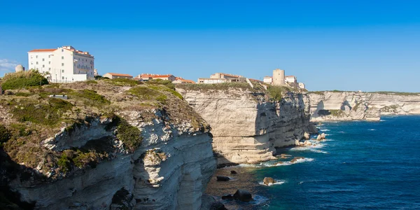 Corsica cliff kayalar üzerine inşa Bonifacio eski şehir görünümünü — Stok fotoğraf