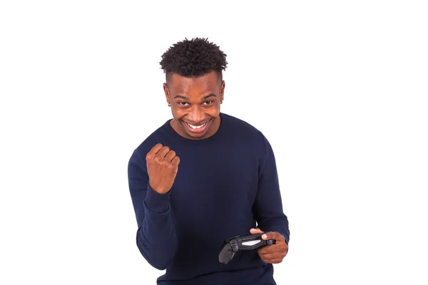 Счастливый молодой африканский американец, играющий в видеоигры, празднующий — стоковое фото