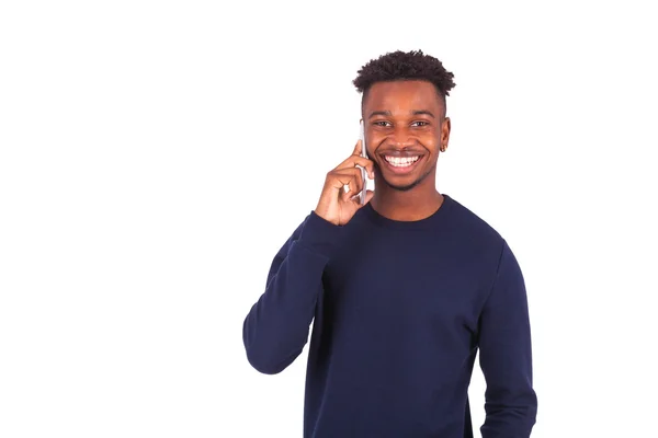 Mladý Američan Afričana muž zahájit telefonní hovor na svém smartphonu — Stock fotografie