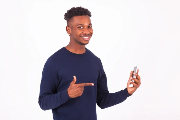 Człowiek młody Afroamerykanin, wskazując jego ekran smartphone - Bla — Zdjęcie stockowe