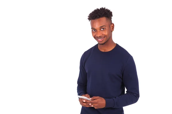 Jovem afro-americano enviando uma mensagem de texto sms em seu sma — Fotografia de Stock