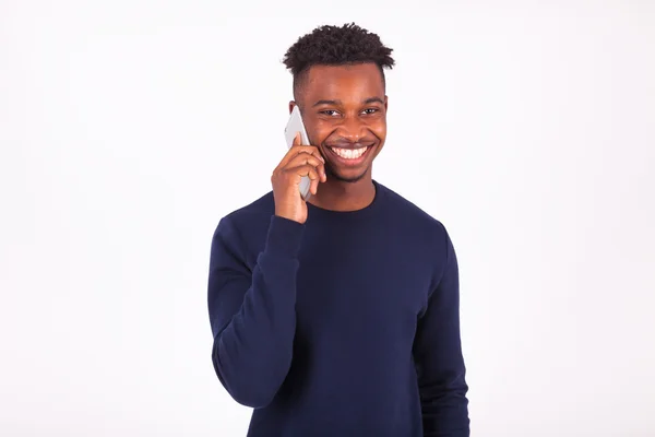 그녀의 스마트폰에 전화를 만드는 젊은 아프리카계 미국인 남자 — 스톡 사진