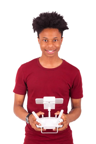 Jovem afro-americano segurando um drone controle remoto sobre w — Fotografia de Stock