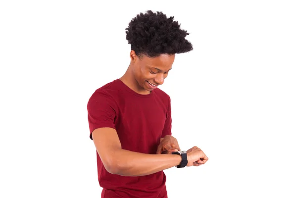 African American persoon draagt een slimme horloge, geïsoleerd op wit — Stockfoto