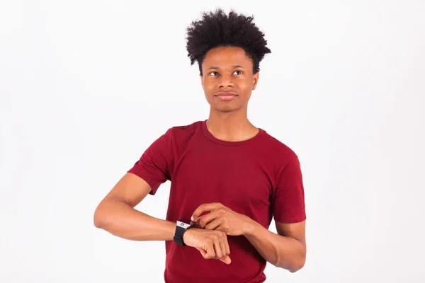 Afro-Amerikan kişi üzerinde beyaz izole bir akıllı saati — Stok fotoğraf