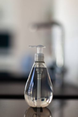 Antibakteriyel el el dezenfektanı şişesi ve cerrahi maskeler.