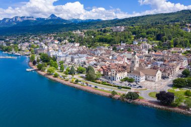 Fransa 'nın Haute-Savoie kentindeki Evian (Evian-Les-Bains) şehrinin havadan görünüşü