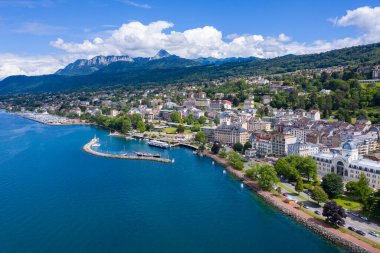 Fransa 'nın Haute-Savoie kentindeki Evian (Evian-Les-Bains) şehrinin havadan görünüşü