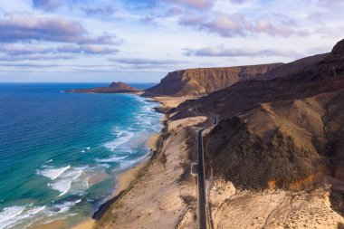 Cape Verde 'deki Sao Vicente Adası' ndaki Mindelo sahil şeridinin hava manzarası.