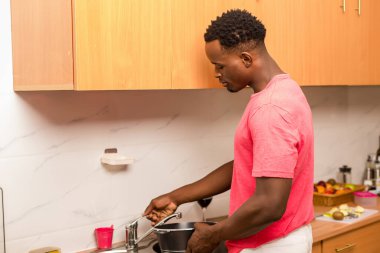 Siyah Afrikalı Amerikalı çift mutfakta yemek hazırlıyor.