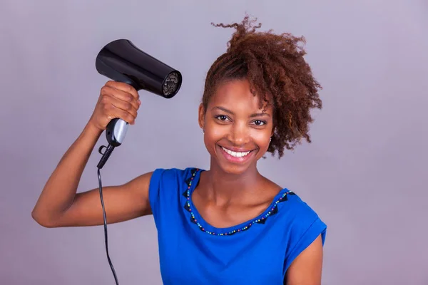 Mladá Afroameričanka Pomocí Vysoušeč Vlasů Její Afro Vlasy Černoši — Stock fotografie