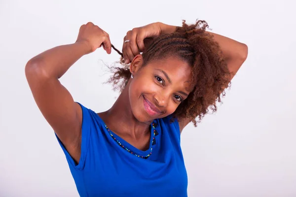 Νεαρή Αφρο Αμερικανίδα Που Κάνει Πλεξούδες Στα Κατσαρά Μαλλιά Της — Φωτογραφία Αρχείου