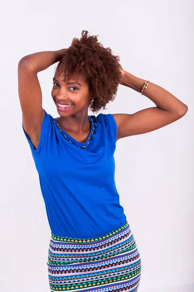 Joven Mujer Afroamericana Haciendo Trenzas Pelo Afro Muy Rizado Gente — Foto de Stock