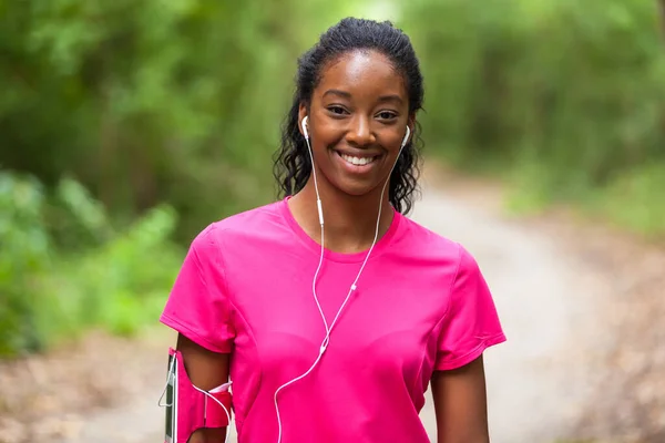 非裔美国妇女慢跑者肖像 人与健康的生活方式 — 图库照片