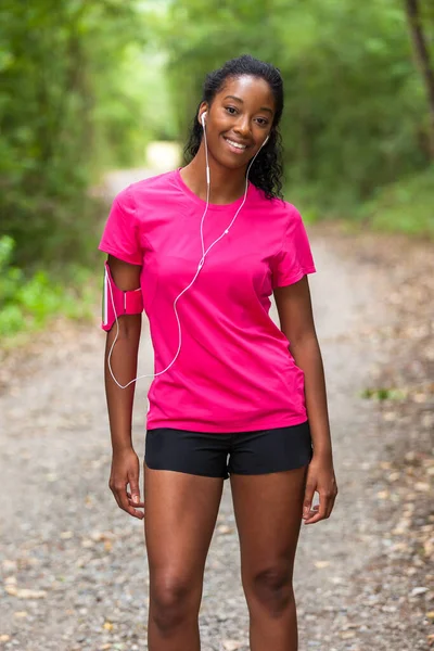 非裔美国妇女慢跑者肖像 人与健康的生活方式 — 图库照片